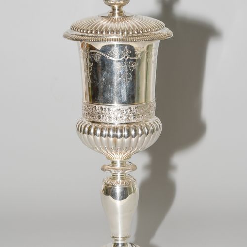 Deckelpokal, Bern 有盖高脚杯，伯尔尼

1820年左右，银质，内部镀金。Rehfues研讨会。圆底，带栏杆轴，圆柱形圆顶，带藤蔓楣，并有装饰性&hellip;