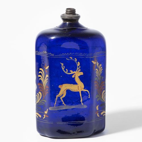 Alpenländisch, Schnapsflasche 阿尔卑斯山，杜松子酒瓶

日期为1743年，蓝色玻璃。彩色珐琅画。前面是雄鹿，两侧是开花的灌木。背面&hellip;
