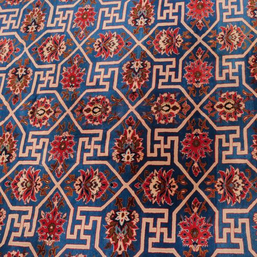 Najafabad Najafabad

Z波斯，约1930年。 罕见的浅蓝色地面被格子设计的白色卍字线分割成几个小格子，内部装饰有棕榈花纹，宽大的米色主边框装&hellip;