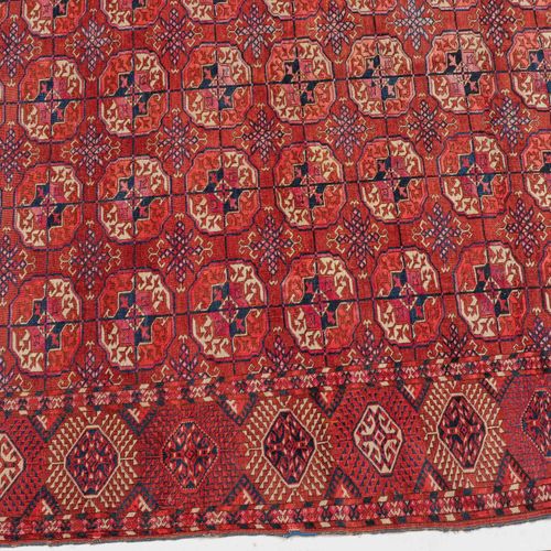 Tekke-Buchara-Hauptteppich 特克-布哈拉主地毯

土库曼斯坦，约1900年。在砖红色的地面上，有5排主要的12个Tekke Bukha&hellip;
