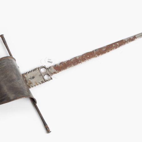 Linkhanddolch 左手匕首

西班牙，约1700年。 铁制刀柄，带有橄榄色的鞍座；刺刀带有带状的防卫装置和末端有结点装饰的直柄。剑柄上有绕线，握柄卡套&hellip;