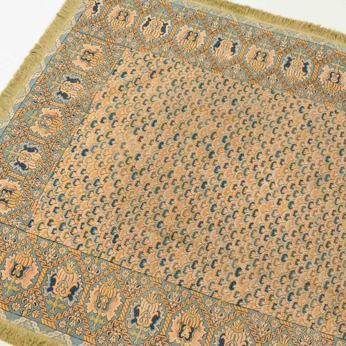 Seidenstickerei 丝绸刺绣

可能是法国，约1800年。 整个中心区域被密集排列的丝状花朵所覆盖，无休止地重复。饰有棕榈花的浅蓝色宽边构成了一个装&hellip;