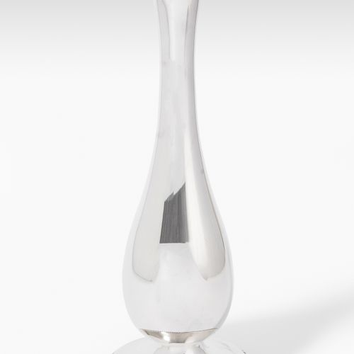 Vase 花瓶

沙夫豪森，20世纪，银质空白的长颈造型，圆底，有绳索边。制造者标记，纯度800。 高35厘米，重约630克。