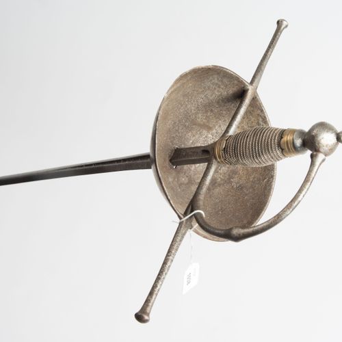 Glockendegen, Taza 铃铛剑，塔扎

西班牙/德国，17世纪。 铁制剑柄，带有橄榄色的鞍座，有结点装饰的护手，无装饰的铃铛，有破碎的边缘；后者沿&hellip;