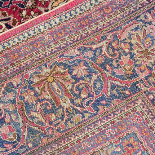 Kashan-Seide 卡尚丝绸

Z波斯，约1910年。 纯丝绒材料。深红色的场地上有一个蓝色的中央奖章，上面有2个刺，周围密密麻麻地画着细密的叶子藤蔓、花&hellip;