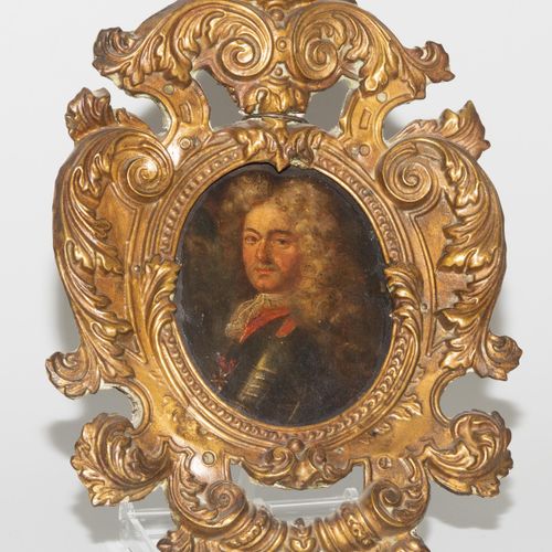 Porträtminiatur 微型肖像画

18世纪，铜上油彩，椭圆形。一位身着盔甲、戴着繁茂粉色假发的绅士的半身肖像。有框。9x9厘米。

- 有岁月的痕迹&hellip;