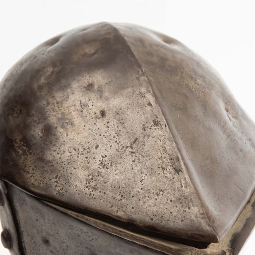 Stechhelm 刺破头盔

中欧，16世纪初的风格，可能是19世纪的作品。 由三部分组成（卡洛特，前面，后面），有大圆头的铆钉。以前明亮的抛光表面有明显的年&hellip;