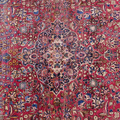 Kashan-Seide 卡尚丝绸

Z波斯，约1910年。 纯丝绒材料。深红色的场地上有一个蓝色的中央奖章，上面有2个刺，周围密密麻麻地画着细密的叶子藤蔓、花&hellip;