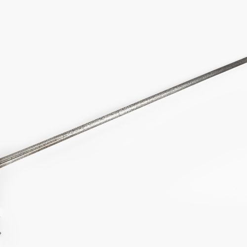 Glockendegen, Taza 铃铛剑，塔扎

西班牙/德国，17世纪。 铁制剑柄，带有橄榄色的鞍座，有结点装饰的护手，无装饰的铃铛，有破碎的边缘；后者沿&hellip;