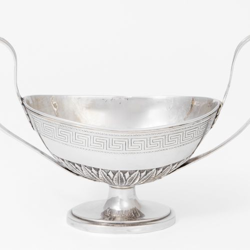 Henkelschale, Zürich Handle bowl, Zurich

Around 1800, silver. Master's mark Han&hellip;