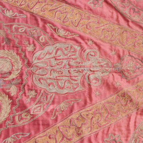 Osmanisches Tuch 奥特曼布

土耳其，约1900年。 在丝绸布的红色领域中，用阿拉伯字符装饰的黄色边框形成了一个华丽的钻石奖章，里面覆盖着奥斯曼&hellip;