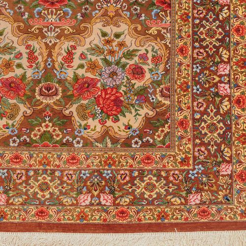 Ghom-Seide Ghom丝绸

Z-Persia，约1980年。 纯丝绒材料和经线。顶部中央有 "Ghom Resaie "的签名。罕见的金黄色地面上装饰&hellip;