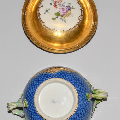 Meissen, Deckelterrine mit Unterschale Meissen, tureen with a lid and a saucer.
&hellip;