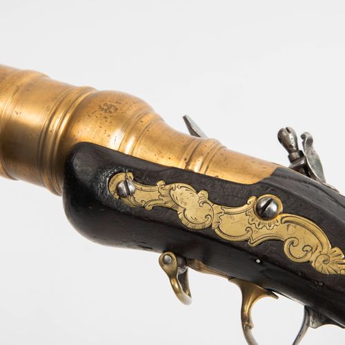 Steinschloss-Handmörser 燧发枪手用迫击炮

中欧，18世纪末。 多段式黄铜枪管，45毫米口径。在枪柄上方印有 "ILR "字样。燧发枪和&hellip;