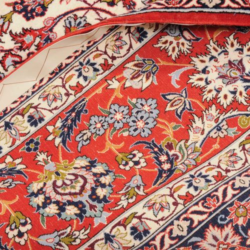 Isfahan 伊斯法罕

Z-Persia，约1980年，在底部中央签名。软木羊毛和丝绒材料，丝质项链。密集的花卉设计，有一个8格的星形奖章和2个垂饰，周围是&hellip;