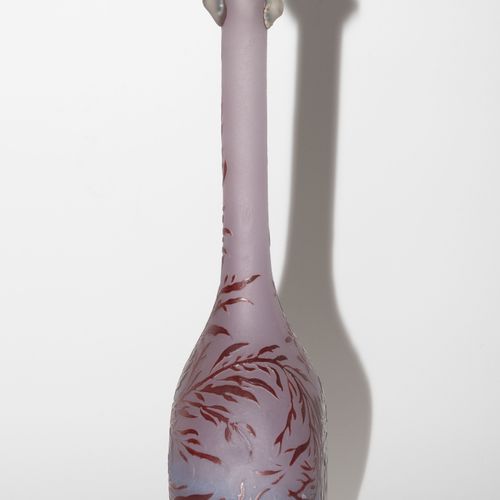 Emile Gallé, Solifleur 埃米尔-加莱，索里弗勒

南希，20世纪初。 高度蚀刻的签名。无色玻璃，局部有多色粉末融合，酒红色覆盖。颈部的多色&hellip;