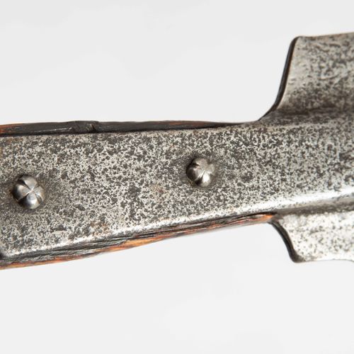 Halbarte 半胡须

瑞士/南德，15世纪。 铁器（长52厘米），至少由三块最初的碎片（刃口、喙钩、点/刀身）锻造而成，有平锻的点、直斧的刃口和喙钩；有明&hellip;