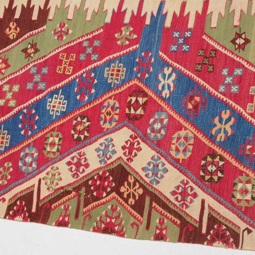 Konja-Kelim-Fragment 康佳Kilim碎片

Z土耳其，约1900年。 一块Kilim面板的碎片。主场上覆盖着各种颜色的半六边形装饰，以及Ko&hellip;