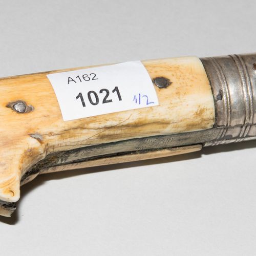 Khyber-Messer 开伯尔刀

阿富汗，19世纪。 抛光的骨质刀柄和镍银刀柄，饰有颤音雕刻。密集的Wootz的T型背刃，每边都有一个饱满，有简单的装饰性&hellip;