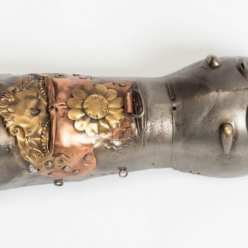 Schwert, Pata 剑，帕塔

印度，19世纪。 典型的铁柄，有类似亨特森的护手和前臂。圆形把手和松散的前臂护板。拳头部位设计成虎头，前臂上有铜和黄铜的&hellip;