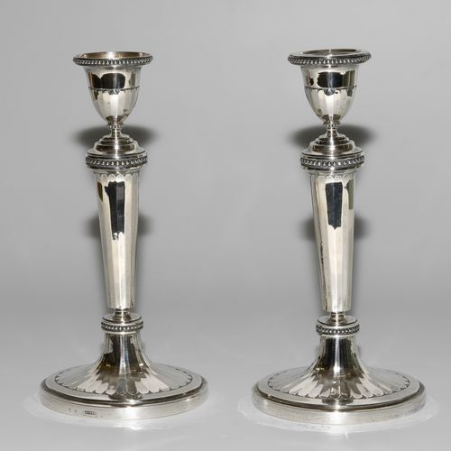 1 Paar Kerzenstöcke, Zürich 1 pair of candlesticks, Zurich

Around 1800. Silver.&hellip;