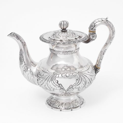 Teekanne 茶壶

伦敦，1827年。银质。制造者标记Richard Pearce & George Burrows。肚皮上有一个凹陷的脚，有一个合身的边&hellip;
