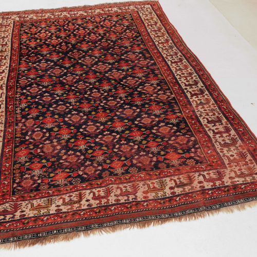 Ghashghai Ghashghai

波斯南部，约1900年，织得特别精细的地毯。后蓝色的中央场地上到处都是对角线排列的花行，无限重复。花哨的白色主边饰有风&hellip;
