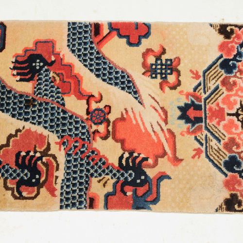 Pao-Tao 宝涛

Z 蒙古，约1940年，柱状地毯。黄地表现了一条有五只爪子的御龙和一颗许愿的珍珠，两边是作为装饰性填充图案的云带。山和水的边框构成了下半&hellip;