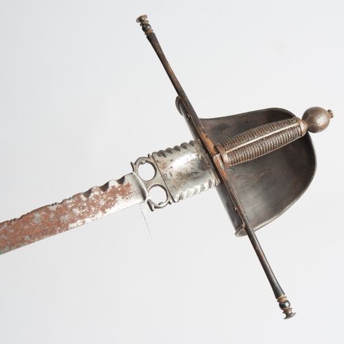 Linkhanddolch 左手匕首

西班牙，约1700年。 铁制刀柄，带有橄榄色的鞍座；刺刀带有带状的防卫装置和末端有结点装饰的直柄。剑柄上有绕线，握柄卡套&hellip;