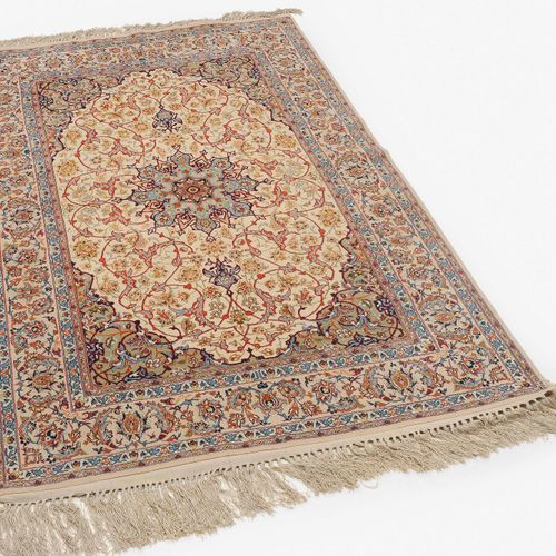Isfahan 伊斯法罕

Z波斯，约1960年。 软木羊毛绒材料，丝绸经线。米黄色的场地上有一个对比强烈的8格圆形星形奖章，上面有2个流线，两边是丝状的花链、&hellip;