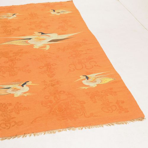 Mongolischer Wirkteppich 蒙古针织地毯

蒙古，约1940年，精细的编织。一只飞翔的仙鹤停在红地上的中央，两边是另外4只仙鹤和中国装饰。&hellip;