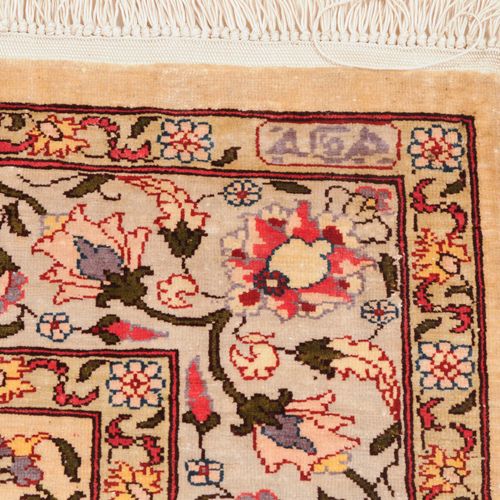 Hereke-Seide Hereke丝绸

土耳其北部，约1960年，右上角外框有 "Hereke "签名。浓密的花草作品。米色的中心区域以花卉组合和多叶藤蔓&hellip;