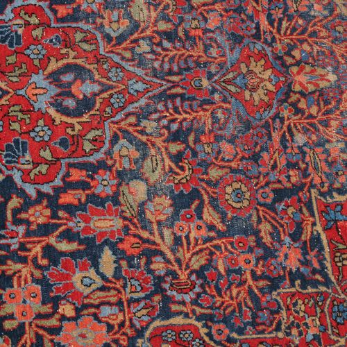 KASHAN 卡山

Z波斯，约1910年。 深蓝色的中心区域包含一个波浪形的红色柠檬奖章，上面有2个刺，周围密布着花朵、树叶藤蔓和4个精致的红色角形装饰条。优&hellip;