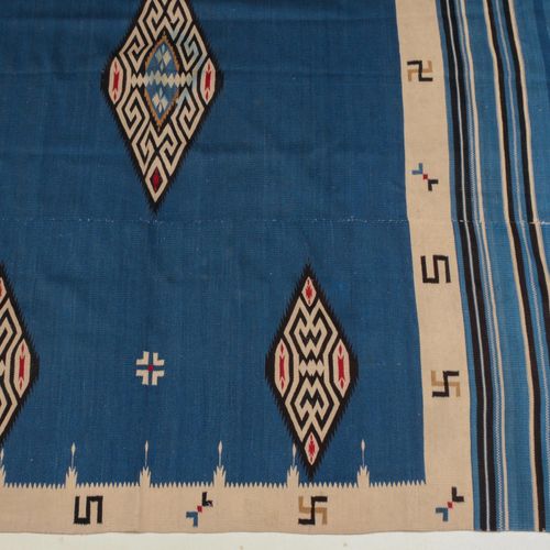 Navajo-Kelim 纳瓦霍-凯利姆

Z-America，约1900年。 优雅的当代作品。由3个板块组成的艺术作品。一个红、白、黑三色的钻石奖章躺在浅蓝色&hellip;