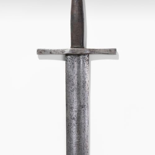 Schwert 剑

欧洲，14世纪的风格。 铁质十字柄，一侧刻有圆盘鞍座，直柄，近代则为皮柄。双刃刀，两面都是满的，有一个圆形的刀尖，在刀尖上有难以辨认的圆形&hellip;