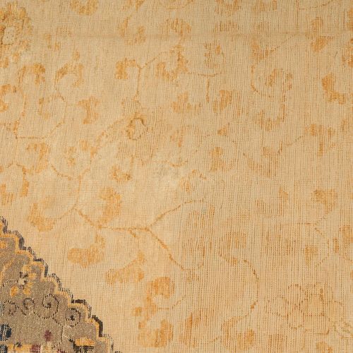 Ning-Hsia-Seide 宁夏丝路

Z蒙古，约1880年。 纯丝绒材料，有一个金属胸针。在黄色的中心区域有一个金属箍的圆形奖章，里面装饰着一只凤凰，两边&hellip;