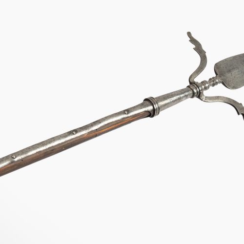 Luntenspiess 伦丹斯皮斯

德国/瑞士，18世纪下半叶，火炮。刃部有平坦的中央棱线，在有扭曲装饰物的喷口颈部上有一个加强的、略微弯曲的点。后者可能会&hellip;