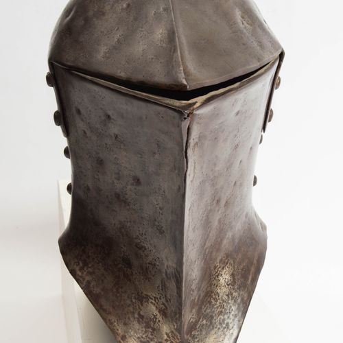 Stechhelm 刺破头盔

中欧，16世纪初的风格，可能是19世纪的作品。 由三部分组成（卡洛特，前面，后面），有大圆头的铆钉。以前明亮的抛光表面有明显的年&hellip;