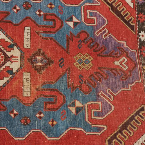 KAZAK Kazak

El campo central de color rojo ladrillo muestra un octógono floral &hellip;