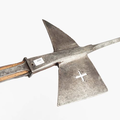 Halbarte 半胡须

瑞士，约1600年。 铁制，有一个方形的点，底座上有 "新月与六角星 "的锻造标记。 斧刃上有一个等臂十字架形状的开口，背面有一个宽&hellip;