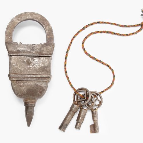 Vorhängeschloss 挂锁

18/19世纪的铁器。锁箱有一个盖子，可以通过一个隐藏的机制推下去，露出3个钥匙孔。3个键，有不同装饰的笛子。高15厘米&hellip;
