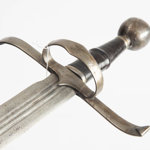 Schwert Schwert

Im italienischen Stil des frühen 16. Jh. Eisengefäss mit Kugelk&hellip;