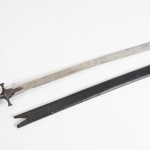 Schwert, Khanda Spada, Khanda

India, XIX secolo, elsa in ferro corrosa con pomo&hellip;