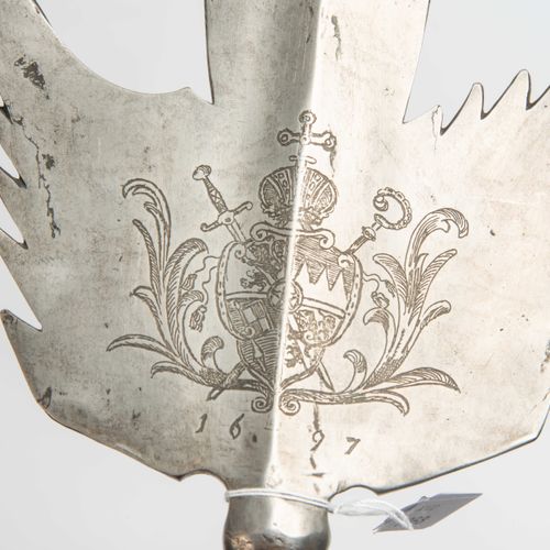 Sponton 斯邦顿

巴伐利亚州班贝格，数据。1697年，不寻常且保存完好的军官武器。刀片上有突出的中央脊，强化的中央点，锯齿状的钩子，以及强化的钩端。正面&hellip;