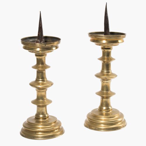 1 Paar Scheibenleuchter 1 par de candelabros de disco

Bronce del siglo XVI. Bas&hellip;