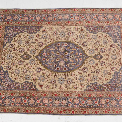 Hereke-Seide Hereke silk

N-Turkey, c. 1960, signed "Hereke" at the top right. P&hellip;