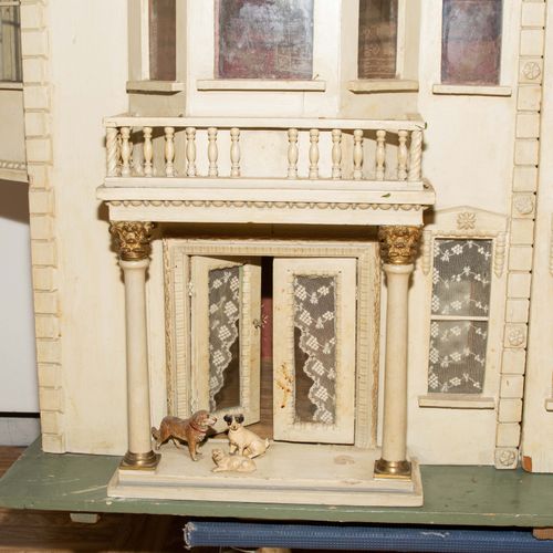 Grosses Puppenhaus 大娃娃的房子

英国，可能是Lines兄弟公司，约1900年，有补充。(1)住房。三层楼的房子，有屋顶栏杆和2个侧窗。前门&hellip;