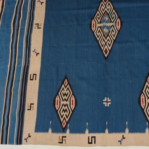 Navajo-Kelim 纳瓦霍-凯利姆

Z-America，约1900年。 优雅的当代作品。由3个板块组成的艺术作品。一个红、白、黑三色的钻石奖章躺在浅蓝色&hellip;