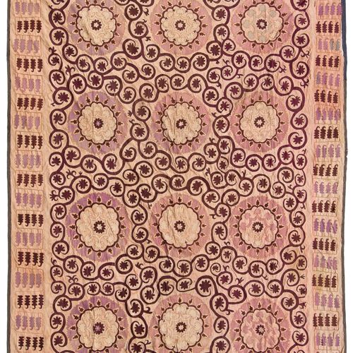 Suzani Suzani

Uzbekistán, c. 1930. Costura en 3 paneles. Los eficaces medallone&hellip;