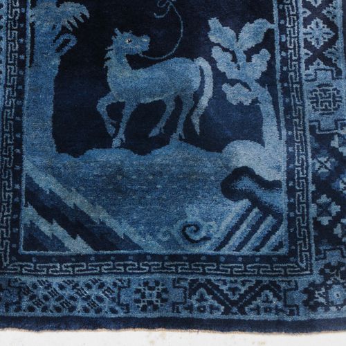 Pao-Tao 宝涛

南蒙古，约1930年。 深蓝色底显示了浅蓝色的反射图案，包括一匹绑在树上的马，两侧是珍珠边和宽的浅蓝色主边，上面覆盖着不同变化的中国装饰&hellip;